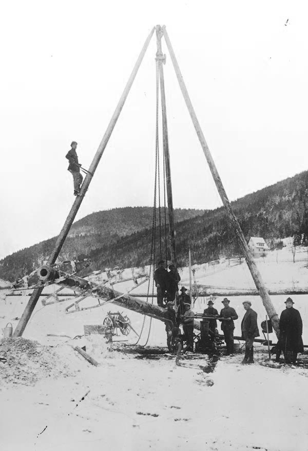 Historisches Bild einer Strommast-Montage